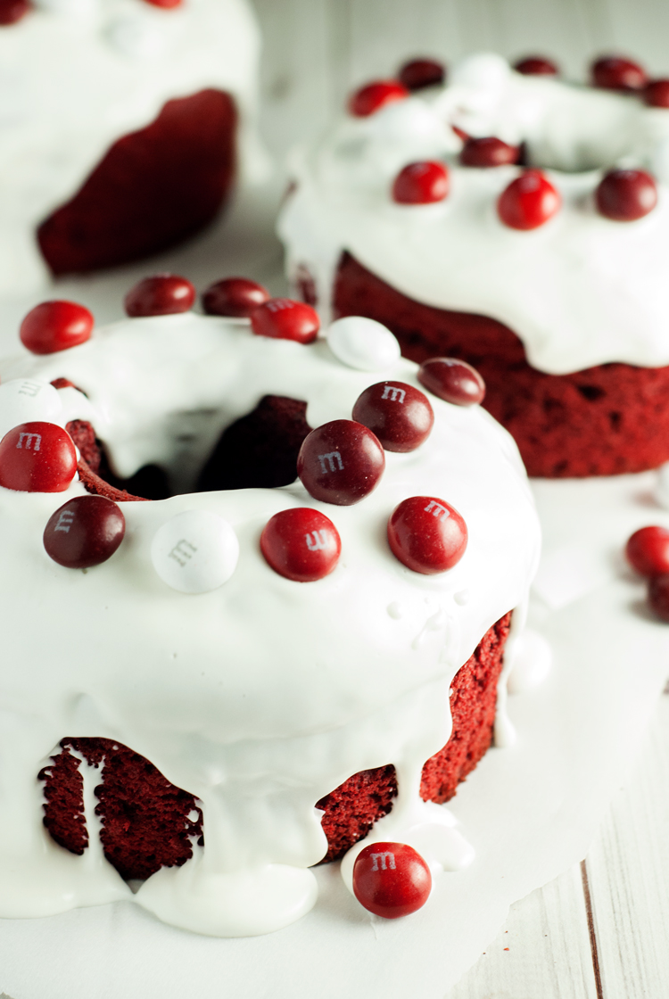 Share the love with a delicious and easy Mini Red Velvet Bundt Cake! | asimplepantry.com