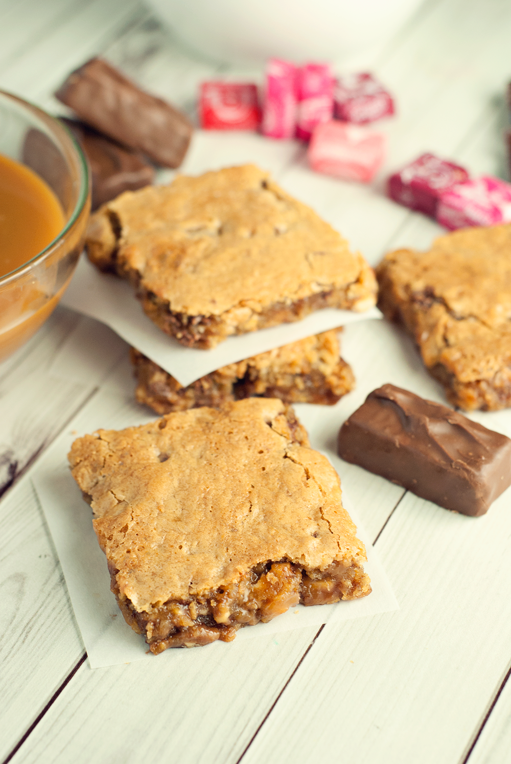In need of a new, decadent, EASY dessert? Then try these amazing salted caramel Snickers cookie bars!