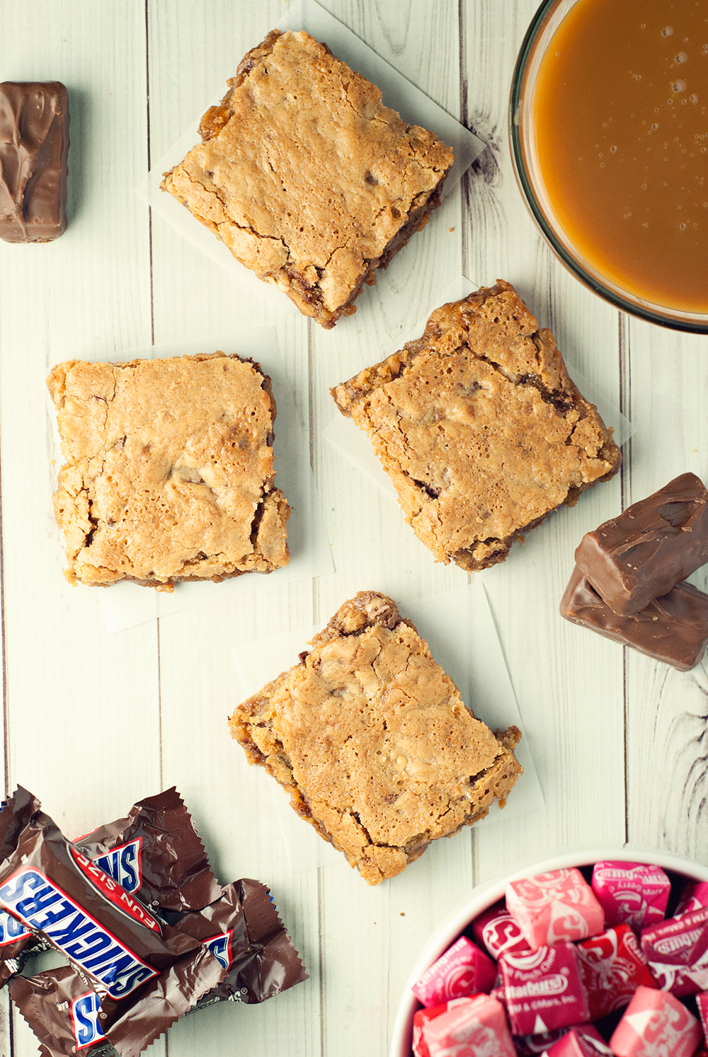 In need of a new, decadent, EASY dessert? Then try these amazing salted caramel Snickers cookie bars!