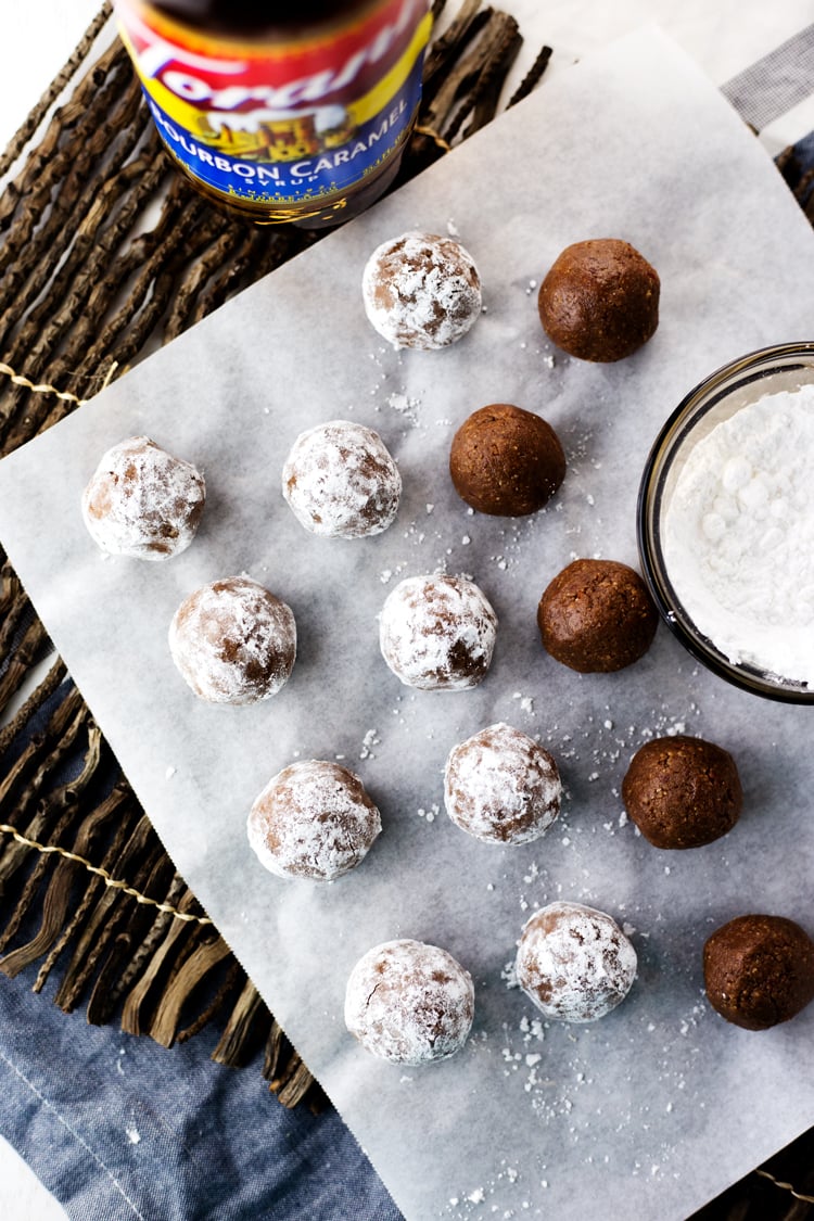 A sweet treat that takes almost no time to make; get your hands on these Bourbon Bacon Chocolate Balls and enjoy dessert today! | asimplepantry.com