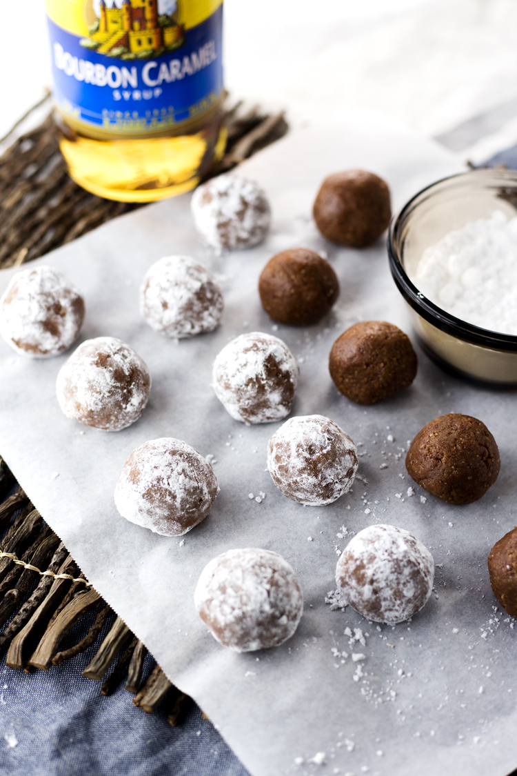 A sweet treat that takes almost no time to make; get your hands on these Bourbon Bacon Chocolate Balls and enjoy dessert today! | asimplepantry.com
