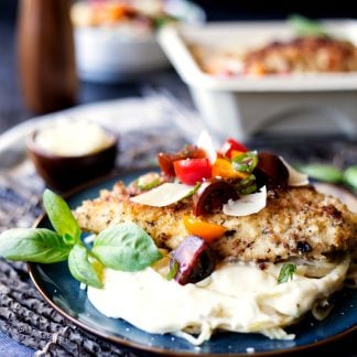 Perfect for fall, this dinner has amazing flavor, so get to cooking this Creamy Asiago Chicken Pasta today! | asimplepantry.com