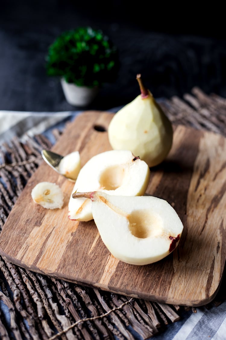 Move over apples, you've been replaced by amazing and in-season pears for this super scrumptious and easy Hasselback pears recipe! Hello fall, hello dessert!