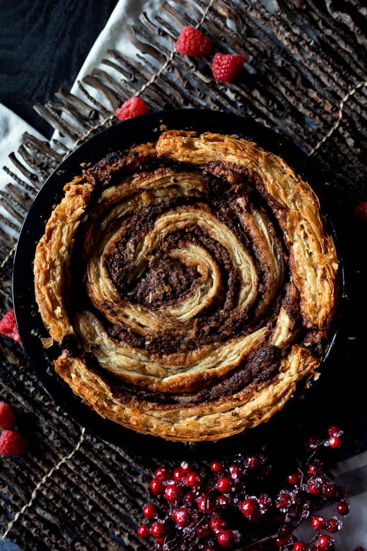 The perfect treat, indulge in the latest food trend with this super Easy Nutella Cinnamon Roll Cake! Breakfast or dessert, you decide! | asimplepantry.com
