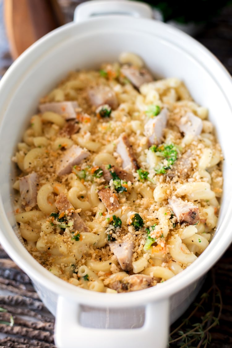 Have a dinner that is ready in under 30 and completely kid-friendly when you make this incredible Vegetable Mac and Cheese! | asimplepantry.com