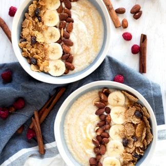 Whether you're aiming for healthy eating or not, this super simple spiced apple & pear winter smoothie bowl has you covered with nutritious goodness and flavor like you would not believe! Read in 5 minutes, breakfast is served! | asimplepantry.com