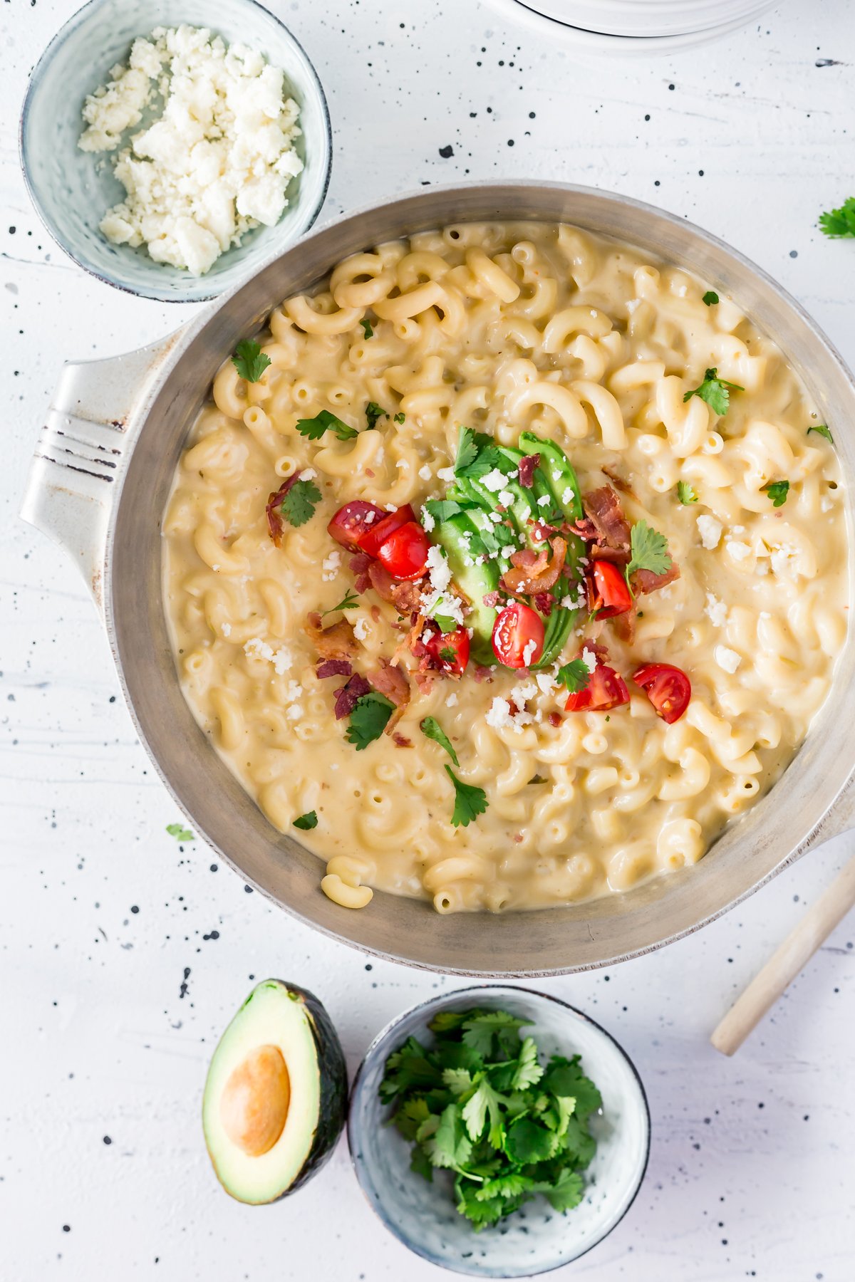 Need easy recipes for a crowd? Get dinner served in 30 minutes with this super simple Salsa Verde Mac & Cheese! Homemade never tasted so good. | asimplepantry.com