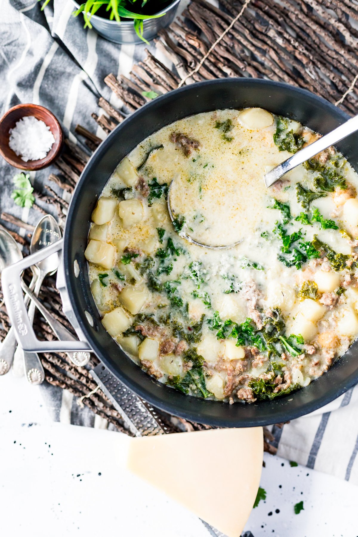 If you're looking for easy dinner recipes, look no further than this One Pot Zuppa Toscana! Perfect for weeknight meals, or to a feed a crowd in a hurry! | asimplepantry.com