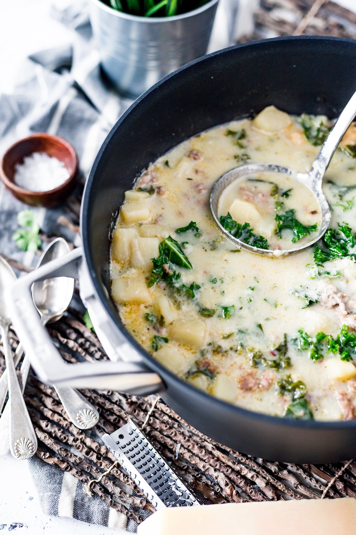 If you're looking for easy dinner recipes, look no further than this One Pot Zuppa Toscana! Perfect for weeknight meals, or to a feed a crowd in a hurry! | asimplepantry.com